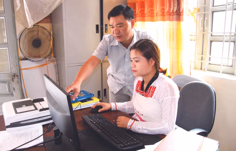 ថ្នាក់ដឹកនាំគណៈកម្មាធិការប្រជាជនឃុំ ទ្រុងចាយ (ស្រុក ណឹមញូន) ណែនាំកម្មាភិបាលជនជាតិ ម៉ាង របៀបភ្ជាប់ខ្លួនជាមួយនឹងបច្ចេកវិទ្យាព័ត៌មាននិងរចនាឯកសារលើកុំព្យូទ័រ