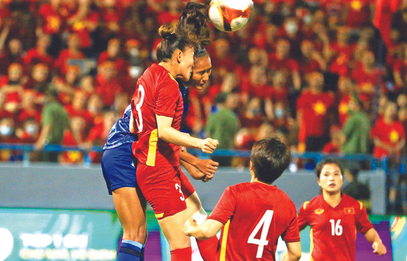 នាយប់នៃថ្ងៃទី ២១ ខែ ឧសភា ឆ្នាំ ២០២២ នៅលើកីឡដ្ឋាន កឹមផា (ខេត្ត ក្វាងនិញ) ការប្រកួតផ្តាច់ព្រ័ត្រវិញ្ញាសាបាល់ទាត់នារីនៃព្រឹត្តិការណ៍ ស៊ីហ្គេម លើកទី ៣១ រវាងក្រុមជម្រើស វៀតណាម (អាវក្រហម) ជួបក្រុមជម្រើស ថៃ ត្រូវបានធ្វើឡើង។ ក្នុងនាទីទី ៥៩ ខ្សែបម្រើ ប្រធានក្រុម ហ