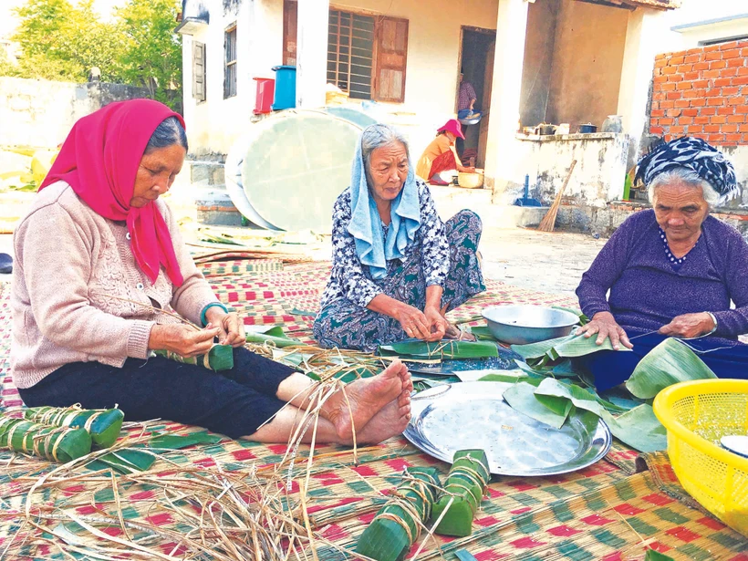 ក្នុងឱកាសពិធីបុណ្យទាន បុណ្យ រីយ៉ា ណាហ្ការ៍ ស្ត្រីជនជាតិ ចាម រួមគ្នាត្រៀមរៀបចំវត្ថុធាតុដើម្បីវេចនំ តាប៉ៃ អានុង ម្ដងទៀត រួចហើយគេជ្រើសរើសនំមួយណាៗ ដែលឆ្ងាញ់បំផុត ស្អាតបំផុតដើម្បីសែនជូនដល់ព្រះអាទិទេពនិងបុព្វការីជន