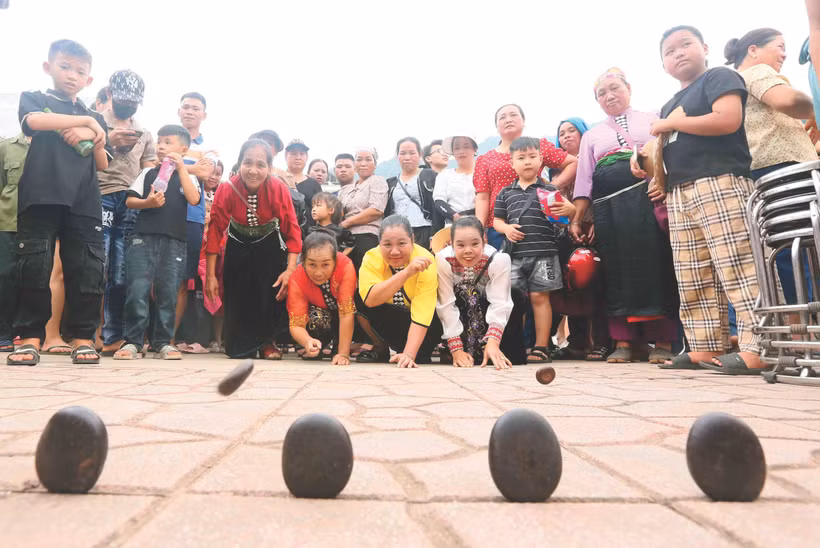 បងប្អូនជនជាតិស្រុក ម៉ុកចូវ ចូលរួមលេងបាញ់អង្គុញ តម៉ាលា