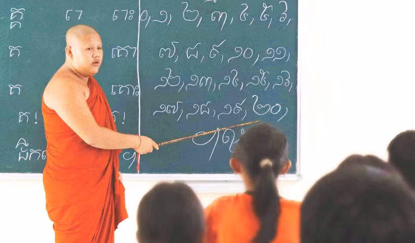 ព្រះតេជគុណ លៀវ ទ្រីយី ព្រះជន្មាយុ ១៩ ព្រះវស្សា បួសរៀនបាន ១០ វស្សាដោយមានបទពិសោធន៍និងចំណេះវិជ្ជាក្នុងការឈរបង្រៀនអក្សរ ខ្មែរ