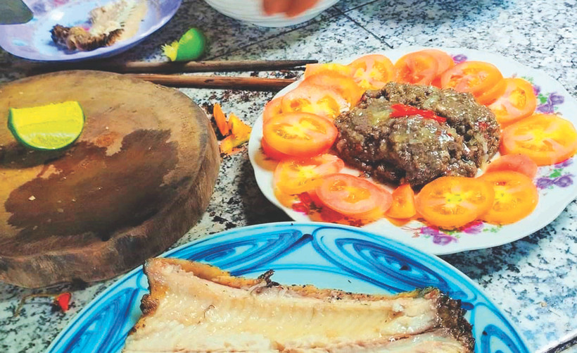 នៅក្នុងម្ហូបអាហាររបស់ជនជាតិ ខ្មែរ គេសុទ្ធតែដាក់ប្រហុកបន្ថែមបន្តិចចូលស្ទើរតែទាំងអស់ដើម្បីដិតរសជាតិថែមទៀត