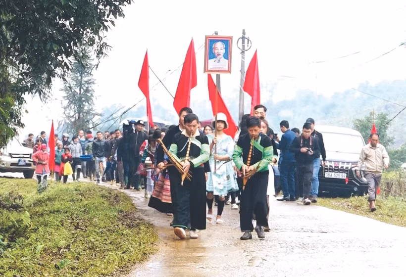 ក្រុមដង្ហែគ្រឿងសំណែនឡើងទៅកាន់តំបន់ព្រៃពិសិដ្ឋដើម្បីធ្វើពិធីកិច្ចសែនព្រៃរបស់ជនជាតិ ម៉ុង