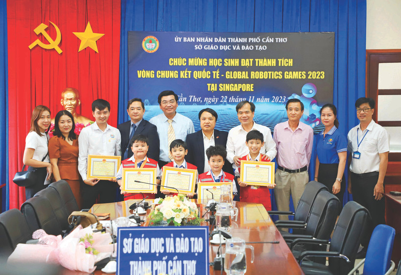 ឆ្លងកាត់ចំនួន ៤៦ ក្រុមមកពីប្រទេសនានាដែលចូលរួមប្រកួតប្រជែងក្នុងការប្រឡង Global Robotics Games ២០២៣ នៅប្រទេស សាំងហ្គាពួរ សិស្សសាលាវិទ្យាល័យ ថៃប៊ិញយឿង (ទីក្រុង កឹនធើ) ដណ្តើមបានពានរង្វាន់ជើងឯកដ៏ឆ្នើមមកជូនប្រទេស វៀតណាម