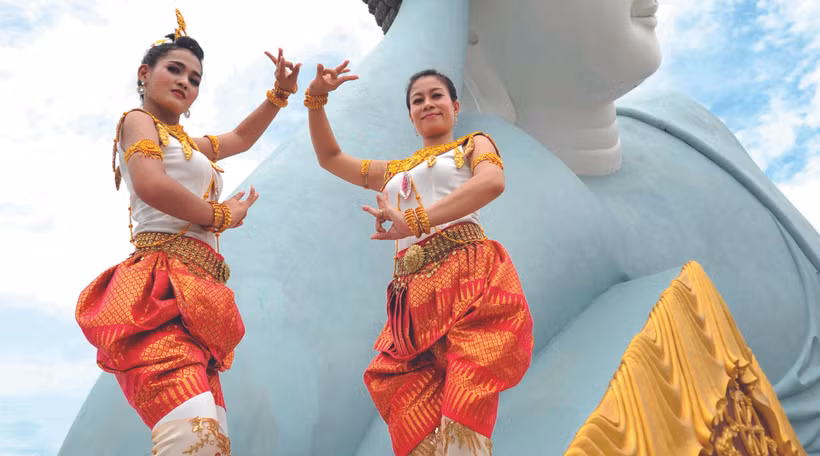 ចង្វាក់រាំក្បាច់បុរាណប្រពៃណីសម្តែងដោយសិល្បការិនី ថាច់ ណាវី និង ទ្រៀវ ធីផឿង នៃក្រុមសិល្បៈ ខ្មែរ ខេត្ត សុកត្រាំង នៅវត្ត បទុមវង្សាសំរោងទីក្រុង សុកត្រាំង (ខេត្ត សុកត្រាំង)