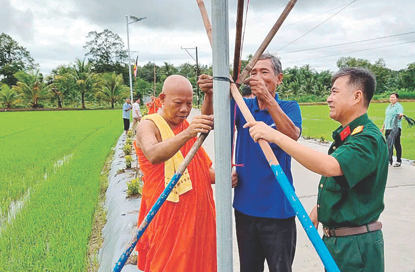 ខ្សែផ្លូវផ្កានិងប្រព័ន្ធអំពូលភ្លើងថាមពលអគ្គិសនីពន្លឺព្រះអាទិត្យដោយព្រះតេជគុណ ថាច់ ថាវ ប្រធានសមាគមព្រះសង្ឃស្នេហាជាតិស្រុក កូវកែ ចលនាថវិកា