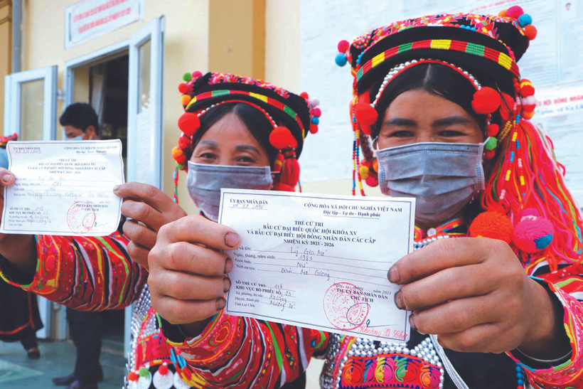 អ្នកបោះឆ្នោតជនជាតិ ហាញី អញ្ជើញទៅបោះឆ្នោតដោយសោមនស្សរីករាយនៅមណ្ឌលបោះឆ្នោតលេខ ៣ ឃុំ កាឡាំង ស្រុក មឿងតែ (ខេត្ត ឡាយចូវ)