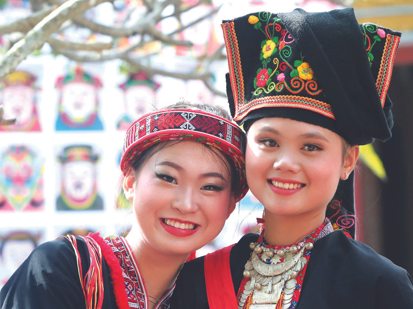 យុវនារីជនជាតិ យ៉ាវ ក្រហមដើរលេងកម្សាន្តតាមដងវិថីនៅទីក្រុងជាមួយសម្រស់និទាឃរដូវ