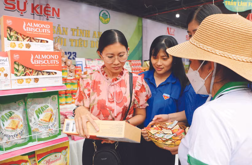 ថ្ងៃធម្មតាបណ្តាផលិតផលនំម្សៅអាល់ម៉ុនរបស់ក្រុមហ៊ុនទទួលខុសត្រូវមានកម្រិតផលិតកម្ម - ពាណិជ្ជកម្ម តៀនអាញ់ លក់ក្នុងចំនួនធំជិតបុណ្យចូលឆ្នាំថ្មីថែមទាំងលក់ទំនិញបានច្រើនជាងទៀតផង