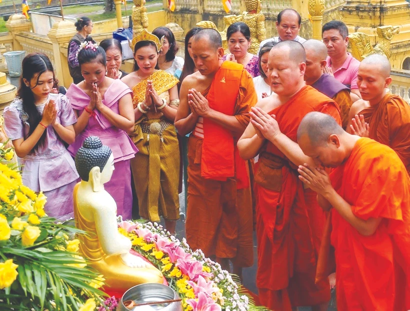 ក្នុងក្របខ័ណ្ឌទិវាវប្បធម៌បណ្តាជនជាតិ វៀតណាម ២០២៣ នាថ្ងៃទី ១៥ ខែ មេសា ឆ្នាំ ២០២៣ នៅភូមិវប្បធម៌ទេសចរបណ្តាជនជាតិ វៀតណាម (ហាណូយ) បងប្អូនជនជាតិ ខ្មែរ រៀបចំបង្ហាញពិធីបុណ្យចូលឆ្នាំថ្មីឡើងវិញ។