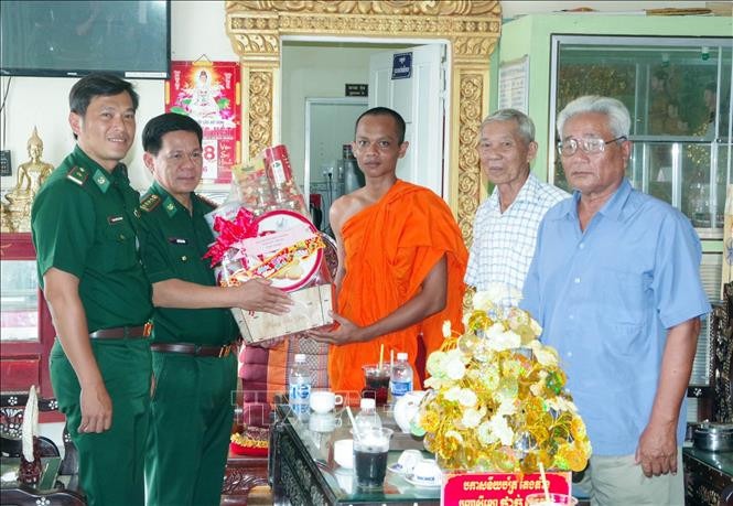 ថ្នាក់ដឹកនាំកងទ័ពការពារព្រំដែន សុកត្រាំង អញ្ជើញប្រគេនទេយ្យវត្ថុ ជូនអំណោយជូនពរបុណ្យចូលឆ្នាំថ្មីដល់ ព្រះសង្ឃ បងប្អូនជនជាតិ ខ្មែរ នៅលើភូមិសាស្ត្រការពារព្រំដែនតំបន់ជាប់មាត់សមុទ្រនៃខេត្ត សុកត្រាំង