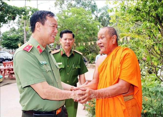 អនុរដ្ឋមន្រ្តីក្រសួងនគរបាល លោក ឡេតឹនទើយ អញ្ជើញមកសួរសុខទុក្ខ ប្រគេនពរនិងជូនពរបុណ្យចូលឆ្នាំថ្មី ដល់ព្រះសង្ឃ គណៈ​​​កម្មការគ្រប់គ្រងវត្ត ពុទ្ធបរិស័ទ វត្ត សិរីវង្សាជយារាម (ខ្វែងដង្ហិត) នៅ ស្រុក ភឿកឡុង