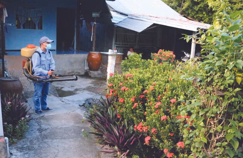 កងកម្លាំងសុខាភិបាលបាញ់ថ្នាំសម្លាប់មេរោគ កម្ចាត់ដង្កូវទឹកឬកូនដង្កូវទឹកនៅសង្កាត់ មីគ្វី ទីក្រុង ឡុងស្វៀន (ខេត្ត អានយ៉ាង)