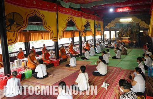 មាមីងបងប្អូនពុទ្ធបរិស័ទនៅវត្ត បុប្ផារាម (បាកលៀវ) បានអញ្ជើញមកប្រគេនទេយ្យទានចំពោះព្រះសង្ឃក្នុងថ្ងៃបញ្ចប់នៃពិធីបុណ្យចូលឆ្នាំថ្មី (ថ្ងៃទី ១៦ មេសា ឆ្នាំ ២០២០) ដោយមានពាក់ម៉ាស អង្គុយឃ្លាតឆ្ងាយពីគ្នា ធានាគម្លាតសុវត្ថិភាព ។ រូបថត៖ថាញ់លៀម