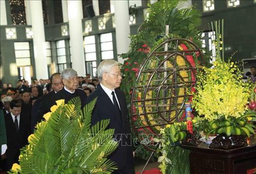 គណៈប្រតិភូនៃគណៈកម្មាធិការមជ្ឈិមបក្សកុម្មុយនីស្តវៀតណាម ដឹកនាំដោយសមមិត្ត ង្វៀនភូត្រុង អគ្គលេខានៃគណៈកម្មាធិការមជ្ឈិមបក្ស អញ្ជើញចូលរួមរំលែកទុក្ខចំពោះលោកប្រធានរដ្ឋ ត្រឹនដាយក្វាង។ រូបថត៖ ទីភ្នាក់ងារព័ត៌មានវៀតណាម លោកអគ្គលេខានៃគណៈកម្មាធិការមជ្ឈិមបក្ស ង្វៀនភូត្រុង អញ្ជើញសរសេរក្នុងសៀវភៅក្រាំងមាសមរណទុក្ខ។ រូបថត៖ ទីភ្នាក់ងារព័ត៌មានវៀតណាម
