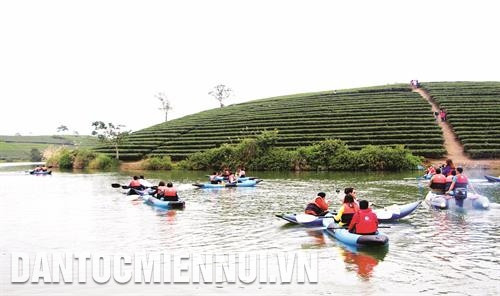 ភ្ញៀវទេសចរស្វែងយល់ពីបណ្ដាផលិតផលកសិកម្មដែលបានផលិត ចេញពីក្រូចពោធិ៍សាត់ កនកួង ផលិតផលកសិកម្មត្រូវបានដាក់តាំងលក់បម្រើភ្ញៀវទេសចរអញើ្ជញមកតំបន់ បែកខាងលិចខេត្ដ ងេអាន កោះតែ ចូវកៅ នៅឃុំ ថាញ់អាន ស្រុក ថាញ់ចឿង បានក្លាយទៅជាចំណុចទេសចរណ៍ទាក់ទាញភ្ញៀវទេសចរដ៏ច្រើនកុះករអញើ្ជញមកទស្សនា រុករកស្វែងយល់ វាលផ្កាឈូករ័ត្ននៅឃុំ ងៀសឺន ស្រុក ងៀដាន បង្អួតសម្រស់ពណ៌លឿងស្រស់ឆើតឆាយ ទាក់ទាញភ្ញៀវទេសចរជាច្រើនអញ្ជើញមកថតរូបអនុស្សាវរីយ៍ ភ្ញៀវទេសចររីករាយជក់ចិត្តពេលដែលមកទស្សនានិងបណែត្ត អារម្មណ៍ ក្នុងចម្ការក្រូចពោធិ៍សាត់នៅឃុំ បុងខេ ស្រុក កនកួង