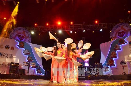 ទស្សនីយភាពរាំរបស់ក្រុមសិស្សនិស្សិត វៀតណាម ដែលកំពុងសិក្សារៀនសូត្រនៅប្រទេស កម្ពុជា ចូលរួមក្នុងពិធី។ រូបថត៖ ផានមិញហ៊ឹង - ទីភ្នាក់ងារព័ត៌មានវៀតណាម