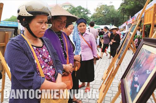 ក្នុងក្របខ័ណ្ឌនៃពិធីសមោសរសិល្បៈនៅមានពិព័រណ៍រូបថតក្រោប្រធានបទ "បេតិកភណ្ឌវប្បធម៌ ថែន នៃបណ្តាជនជាតិ តៃ - នុង - ថៃ វៀតណាម និងខេត្ត ហាយ៉ាង" ក្នុងក្របខ័ណ្ឌនៃពិធីសមោសរសិល្បៈនៅមានពិព័រណ៍រូបថតក្រោប្រធានបទ "បេតិកភណ្ឌវប្បធម៌ ថែន នៃបណ្តាជនជាតិ តៃ - នុង - ថៃ វៀតណាម និងខេត្ត ហាយ៉ាង"