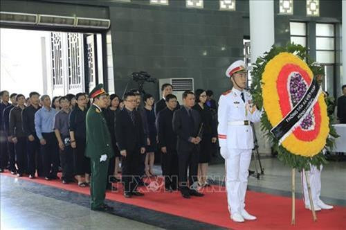 គណៈប្រតិភូទីភ្នាក់ងារព័ត៌មានវៀតណាម ដឹកនាំដោយសមមិត្ត ង្វៀនឌឹកលើយ សមាជិកគណៈកម្មាធិការមជ្ឈិមបក្ស អគ្គនាយកទីភ្នាក់ងារព័ត៌មានវៀតណាមអញ្ជើញគោររព្ធវិញ្ញាណក្ខន្ធសពលោកប្រធានរដ្ឋ ត្រឹនដាយក្វាង។ រូបថត៖ ញ៉ានសាង -ទីភ្នាក់ងារព័ត៌មាន វៀតណាម