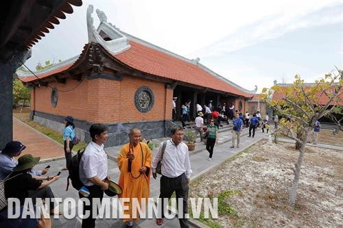 យុទ្ធជនកោះ កូលីន ទាំងថ្ងៃទាំងយប់លើកកម្ពស់ស្មារតីប្រុងប្រយ័ត្ន រក្សាការពារដែនសមុទ្រនិងដែនអាកាសដ៏ល្ហល្ហេវរបស់មាតុភូមិ ម៉ោងបង្វឹកកងជួរកម្មាភិបាល យុទ្ធជននៃកោះ ទ្រឿងសា ធំ វត្តអារាមនៅលើកោះ សុងទឺតី មានរចនាប័ទ្មប្រពៃណីនៃវត្ត វៀតណាម គឺជាវត្តធំជាងគេនៅក្នុងស្រុកកោះ ទ្រឿងសា គម្រោងដាំបន្លែស្រស់ក្នុងផ្ទះកញ្ចក់ត្រូវបានដំណើរការនៅកោះ សឺនកា ដោយមានផ្ទះកញ្ចក់ ២ កន្លែងដែលវិទ្យាស្ថានវិទ្យាសាស្រ្តកសិកម្មភាគខាងត្បូងអនុវត្តនិងប្រគល់ជូនអោយអង្គភាព ធានាជាសារវ័ន្តនូវតម្រូវការពីបន្លែស្រស់អោយកោះ សឺនកា ក៏ដូចជាបណ្តាកោះដទៃទៀតនៅ ទ្រឿងសា យុទ្ធជនទាំងឡាយនៅកោះ ទ្រឿងសាធំ រក្សាជាប់ជានិច្ចនូវរាល់សកម្មភាពកីឡាដើម្បីលត់ដំសុខភាពនិងលើកកម្ពស់ជីវភាពខាងស្មារតី