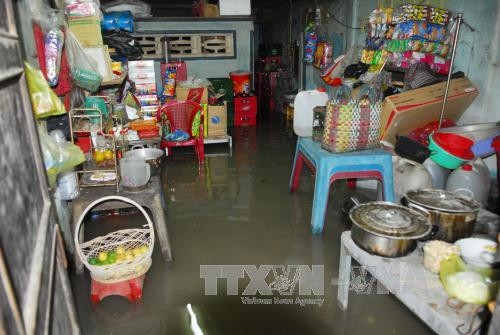 ទឹកជន់លិចផ្ទះប្រជាជនជាច្រើននៅលើមូលដ្ឋានឃុំ ភឿកគៀង ស្រុក ញ៉ាប៉ែ។ ម៉ាញ់ លិញ - ទីភ្នាក់ងារព័ត៌មានវៀតណាម