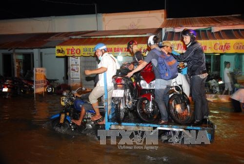 ជាច្រើនម៉ូតូកន្ទុយដឹកជញ្ជូនម៉ូតូរបស់ប្រជាជនឆ្លងចំណុចដែលត្រូវលិចជ្រៅ។ រូបថត៖ ម៉ាញ់លិញ - ទីភ្នាក់ងារព័ត៌មានវៀតណាម