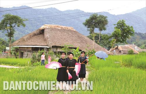 យុវនារីជនជាតិ តៃ ក្នុងដំណើរទៅចូលរួមពិធីច្រៀង ថែន ប្រពៃណី ហាយ៉ាង យុវនារីជនជាតិ តៃ ក្នុងដំណើរទៅចូលរួមពិធីច្រៀង ថែន ប្រពៃណី ហាយ៉ាង