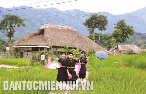 យុវនារីជនជាតិ តៃ ក្នុងដំណើរទៅចូលរួមពិធីច្រៀង ថែន ប្រពៃណី ហាយ៉ាង