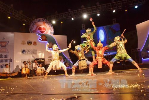 ទស្សនីយភាពរាំល្ខោនខោលនៃប្រទេសជាម្ចាស់ផ្ទះ កម្ពុជា ចូលរួមក្នុងពិធី។ រូបថត៖ យ័ញចិន្តា - ទីភ្នាក់ងារព័ត៌មានវៀតណាម