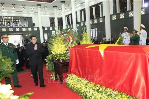 គណៈប្រតិភូនៃគណៈកម្មាធិការចាត់តាំងមជ្ឈិម ដឹកនាំដោយសមមិត្ត ផាមមិញជិញ សមាជិកការិយាល័យនយោបាយ សមាជិកនៃគណៈលេខាមជ្ឈិមបក្ស ប្រធានគណៈកម្មាធិការចាត់តាំងមជ្ឈិម អញ្ជើញគោររព្ធវិញ្ញាណក្ខន្ធសពប្រធានរដ្ឋ ត្រឹនដាយក្វាង។ រូបថត៖ ញ៉ានសាង -ទីភ្នាក់ងារព័ត៌មាន វៀតណាម គណៈប្រតិភូគណៈកម្មាធិការបក្សនៃនគរបាលមជ្ឈិម ក្រសួងនគរបាល ដឹកនាំដោយឧត្តមសេនីយ៍ឯកបម្រុងលោក ទោឡឹម សមាជិកការិយាល័យនយោបាយ លេខាគណៈកម្មាធិការបក្សនៃនគរបាលមជ្ឈិម រដ្ឋមន្រ្តីក្រសួងនគរបាល អញ្ជើញគោររព្ធវិញ្ញាណក្ខន្ធសពប្រធានរដ្ឋ ត្រឹនដាយក្វាង។ រូបថត៖ ទីភ្នាក់ងារព័ត៌មានវៀតណាម