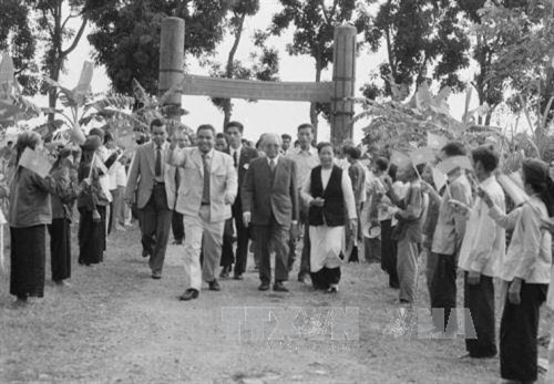 គណៈប្រតិភូរដ្ឋសភាកម្ពុជា ដឹកនាំដោយលោកប្រធាន ជាស៊ីម ទស្សនាសហករណ៍កសិកម្ម ដាតូន ស្រុក យ៉ាឡឹម ហាណូយ ក្នុងដំណើរទស្សនកិច្ចជាផ្លូវការនៅប្រទេស វៀតណាម ថ្ងៃទី ១៩ ខែ វិច្ឆិកា ឆ្នាំ ១៩៨២។ រូបថត៖ ឯកសារទីភ្នាក់ងារព័ត៌មានវៀតណាម