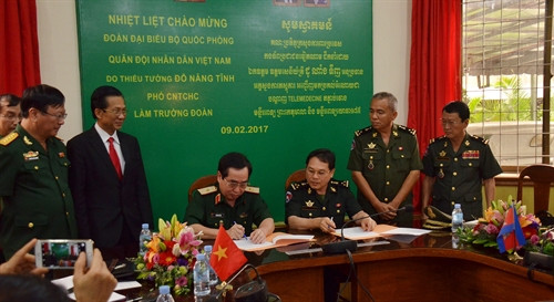 តំណាងភាគីទាំងពីរបានចុះហត្ថលេខានៃការផ្ទេរប្រគល់ប្រព័ន្ធនេះ។ រូបថត៖ ផានមិញហ៊ឹង - យ័ញចិន្តា/អ្នកយកព័ត៌មាននៃទីភ្នាក់ងារព័ត៌មានវៀតណាម ប្រចាំការនៅ កម្ពុជា។