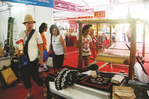 ជាមួយទម្រង់រាប់រយស្តង់លក់ទំនិញ តំណាងអោយ ៣០ / ៤៧ មុខរបរប្រពៃណីដ៏ឆ្នើម ពិធីមហោស្រពបានរួមចំណែកអភិរក្សនិងលើកតម្កើង បណ្តាមុខរបរសិប្បកម្មប្រពៃណីនៃរដ្ឋធានី