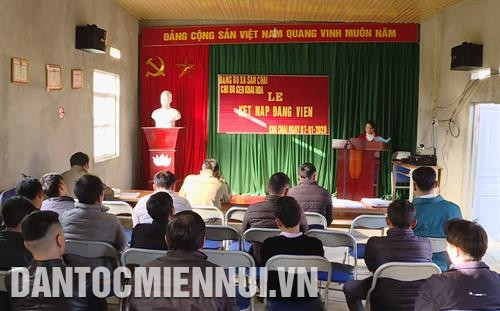 ពិធីបញ្ចូលសមាជិកបក្សថ្មីមួយនៅភូមិ សែវខាយហ្វា ឃុំ សានចាយ ស្រុក ស៊ីម៉ាកាយ (ខេត្ត ឡាវកាយ)។ រូបថត៖ ក្វឹកខាញ់ គិតដល់ចុងឆ្នាំ ២០១៩ បក្ខភាគស្រុក ស៊ីម៉ាកាយ មានអង្គការមូលដ្ឋានរបស់បក្សចំនួន ៤៣ ក្នុងនោះមានសមាជិកបក្សចំនួន ១.១៨៤ នាក់ជាជនជាតិភាគតិច។ រូបថត៖ ក្វឹកខាញ់