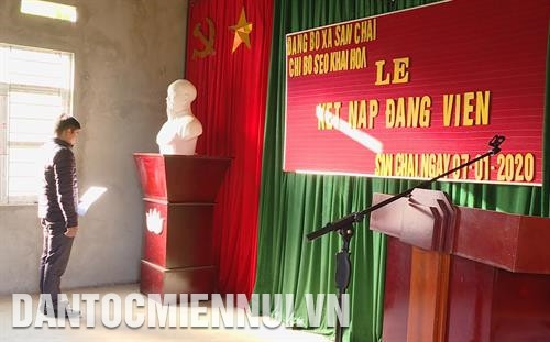 ពិធីបញ្ចូលសមាជិកបក្សថ្មីមួយនៅភូមិ សែវខាយហ្វា ឃុំ សានចាយ ស្រុក ស៊ីម៉ាកាយ (ខេត្ត ឡាវកាយ)។ រូបថត៖ ក្វឹកខាញ់ គិតដល់ចុងឆ្នាំ ២០១៩ បក្ខភាគស្រុក ស៊ីម៉ាកាយ មានអង្គការមូលដ្ឋានរបស់បក្សចំនួន ៤៣ ក្នុងនោះមានសមាជិកបក្សចំនួន ១.១៨៤ នាក់ជាជនជាតិភាគតិច។ រូបថត៖ ក្វឹកខាញ់