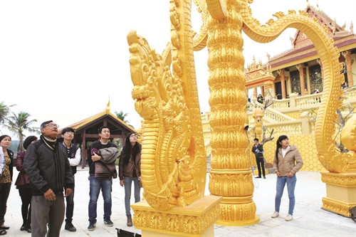 សិប្បករ លីលេត ឧទ្ទេសនាមនូវក្បាច់រចនា តុបតែងលំអនៅក្នុងវត្តខ្មែរដល់យុវមិត្តទាំងឡាយ