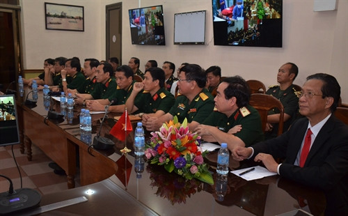 គណៈប្រតិភូ វៀតណាម មានឯកអគ្គរដ្ឋទូត ថាច់យឺ ឧត្តមសេនីយ៍ត្រី ដូណាំងទិញ អនុប្រធានអគ្គនាយកដ្ឋានភស្តុភារ ប្រធានកិច្ចការនៃក្រសួងការពារជាតិ វៀតណាម និង វរសេនីយ៍ឯក ង្វៀនអាញ់យុង អនុព័ន្ធការពារជាតិ វៀតណាម ប្រចាំការនៅ កម្ពុជា ។ រូបថត៖ ផានមិញហ៊ឹង - យ័ញចិន្តា/អ្នកយកព័ត៌មាននៃទីភ្នាក់ងារព័ត៌មានវៀតណាម ប្រចាំការនៅ កម្ពុជា។