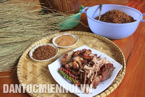 សាច់ជ្រូកត្រូវបានដោតនឹងចង្កាក់ដើម្បីសម្ងួតនៅលើធ្នើចង្ក្រាន សាច់ជ្រូកព្យួរលើធ្នើចង្រ្កាន អំបិលអង្ក្រង ស្រាអេកជាវប្បធម៌ភោជនាហារមិនអាច ខ្វះបានក្នុងថ្ងៃចូលឆ្នាំថ្មីរបស់ជនជាតិ យ៉ារ៉ាយ