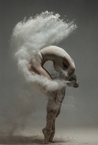 “របាំរហោស្ថាន”៖ កម្រងរូបថតដ៏ស្អាតអស្ចារ្យនៃចលនារាំ ảnh 1