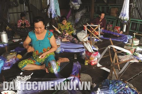 របរតម្បាញមងនាំមកនូវចំណូលគួរអោយកត់សម្គាល់ជូនបងប្អូនជនរួមជាតិ ដែលរស់នៅ ឃុំ វិញទេ ទីក្រុង ចូវដុក