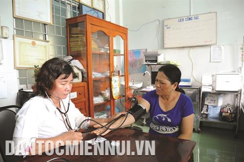 ការពិនិត្យព្យាបាលជំងឺជូនប្រជាជននៅស្ថានីយ៍សុខភាពឃុំ វិញទេ