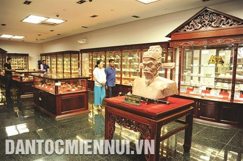 ទីសក្ការៈបូជា បាជួស៊ឺ (Bà Chúa Xứ) គឺជាកេរតំណែលប្រវត្តិសាស្រ្តថ្នាក់ជាតិ មួយឆ្នាំៗ ទាក់ទាញភ្ញៀវប្រមា ណ ៤ លានលើកនាក់មកទស្សនានិងធ្វើធម្មយាត្រាគោរពបូជា ភ្ញៀវទេសចរមកទស្សនាអាគារតាំងវត្ថុបុរាណនៅទីសក្ការៈ ថ្វយង៉ុកហូវស្ថិតនៅក្នុងបណ្តុំនៃមណ្ឌលទេសចរណ៍ជាតិ នូយសាម ជារៀងរាល់ឆ្នាំ ពិធីបុណ្យ វៀបាជួស៊ឺនូយសាម (Vía Bà Chúa Xứ Núi Sam) ត្រូវបានចាត់តាំងឡើងយ៉ាងឱឡារិកចាប់ពីថ្ងៃទី ២៣ - ២៧ ខែ ៤ (ចន្ទគតិ) កុ្នងនោះថ្ងៃបុណ្យសំខាន ់គឺថ្ងៃទី ២៥