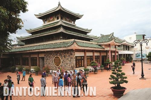 ទីសក្ការៈបូជា បាជួស៊ឺ (Bà Chúa Xứ) គឺជាកេរតំណែលប្រវត្តិសាស្រ្តថ្នាក់ជាតិ មួយឆ្នាំៗ ទាក់ទាញភ្ញៀវប្រមា ណ ៤ លានលើកនាក់មកទស្សនានិងធ្វើធម្មយាត្រាគោរពបូជា ភ្ញៀវទេសចរមកទស្សនាអាគារតាំងវត្ថុបុរាណនៅទីសក្ការៈ ថ្វយង៉ុកហូវស្ថិតនៅក្នុងបណ្តុំនៃមណ្ឌលទេសចរណ៍ជាតិ នូយសាម ជារៀងរាល់ឆ្នាំ ពិធីបុណ្យ វៀបាជួស៊ឺនូយសាម (Vía Bà Chúa Xứ Núi Sam) ត្រូវបានចាត់តាំងឡើងយ៉ាងឱឡារិកចាប់ពីថ្ងៃទី ២៣ - ២៧ ខែ ៤ (ចន្ទគតិ) កុ្នងនោះថ្ងៃបុណ្យសំខាន ់គឺថ្ងៃទី ២៥ ទីសក្ការៈបូជា បាជួស៊ឺ (Bà Chúa Xứ) គឺជាកេរតំណែលប្រវត្តិសាស្រ្តថ្នាក់ជាតិ មួយឆ្នាំៗ ទាក់ទាញភ្ញៀវប្រមា ណ ៤ លានលើកនាក់មកទស្សនានិងធ្វើធម្មយាត្រាគោរពបូជា ភ្ញៀវទេសចរមកទស្សនាអាគារតាំងវត្ថុបុរាណនៅទីសក្ការៈ ថ្វយង៉ុកហូវស្ថិតនៅក្នុងបណ្តុំនៃមណ្ឌលទេសចរណ៍ជាតិ នូយសាម ជារៀងរាល់ឆ្នាំ ពិធីបុណ្យ វៀបាជួស៊ឺនូយសាម (Vía Bà Chúa Xứ Núi Sam) ត្រូវបានចាត់តាំងឡើងយ៉ាងឱឡារិកចាប់ពីថ្ងៃទី ២៣ - ២៧ ខែ ៤ (ចន្ទគតិ) កុ្នងនោះថ្ងៃបុណ្យសំខាន ់គឺថ្ងៃទី ២៥