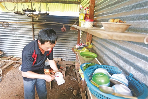 លោកគ្រូ ត្រឹនហ្វាយបាវ ជាគ្រូប្រចាំថ្នាក់ទី ៤ ទី ៥ នៅចំណុចសាលាភូមិ ៤ រៀបចំពេលបាយថ្ងៃត្រង់បន្ទាប់ពីម៉ោងបង្រៀន