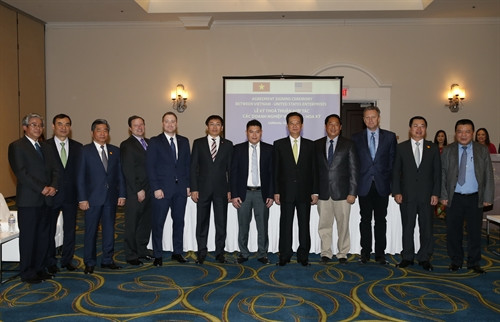 មុនកិច្ចប្រជុំកំពូលពិសេសអាស៊ាន - អាមេរិក ត្រូវបានប្រារព្ធឡើងនៅឯទីក្រុង Palm Spring រដ្ឋកាលីហ័្វរញ៉ា (សហរដ្ឋអាមេរិក) ចាប់ពីថ្ងៃទី ១៥ ដល់ថ្ងៃទី ១៦ ខែ កុម្ភៈ ឆ្នាំ ២០១៦ កាលពីថ្ងៃទី ១៥ ខែ កុម្ភៈ ឆ្នាំ ២០១៦ (ម៉ោងក្នុងតំបន់) លោកនាយករដ្ឋមន្រ្តីនៃរដ្ឋាភិបាល ង្វៀនតឹនយុង អញ្ជើញជាសាក្ខីភាពក្នុងពិធីចុះហត្ថលេខាលើកិច្ចព្រមព្រៀង សហប្រតិបត្តិការរវាងធនាគារវិនិយោគនិងអភិវឌ្ឍន៍វៀតណាម (BIDV) ជាមួយក្រុមហ៊ុនធានារ៉ាប់រង Melifel កិច្ចសន្យាផ្គត់ផ្គង់ អភិវឌ្ឍផលិតផលជលផលរវាងក្រុមហ៊ុនជលផល បៀនដុង ជាមួយក្រុមហ៊ុន H2Origins SEAFOOD និងកិច្ចសន្យាសហប្រតិបត្តិការកសាងពាណិជ្ជសញ្ញាសណ្ឋាគារ Park Hyatt នៅវៀតណាម រវាងក្រុមហ៊ុនសាជីវកម្ម Thai Group ជាមួយក្រុមហ៊ុនសាជីវកម្ម Hyatt ។ រូបថត៖ ឌឹកតាម - ទីភ្នាក់ងារព័ត៌មានវៀតណាម