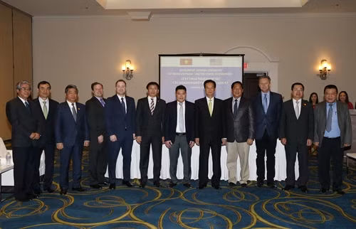 មុនកិច្ចប្រជុំកំពូលពិសេសអាស៊ាន - អាមេរិក ត្រូវបានប្រារព្ធឡើងនៅឯទីក្រុង Palm Spring រដ្ឋកាលីហ័្វរញ៉ា (សហរដ្ឋអាមេរិក) ចាប់ពីថ្ងៃទី ១៥ ដល់ថ្ងៃទី ១៦ ខែ កុម្ភៈ ឆ្នាំ ២០១៦ កាលពីថ្ងៃទី ១៥ ខែ កុម្ភៈ ឆ្នាំ ២០១៦ (ម៉ោងក្នុងតំបន់) លោកនាយករដ្ឋមន្រ្តីនៃរដ្ឋាភិបាល ង្វៀនតឹនយុង អញ្ជើញជាសាក្ខីភាពក្នុងពិធីចុះហត្ថលេខាលើកិច្ចព្រមព្រៀង សហប្រតិបត្តិការរវាងធនាគារវិនិយោគនិងអភិវឌ្ឍន៍វៀតណាម (BIDV) ជាមួយក្រុមហ៊ុនធានារ៉ាប់រង Melifel កិច្ចសន្យាផ្គត់ផ្គង់ អភិវឌ្ឍផលិតផលជលផលរវាងក្រុមហ៊ុនជលផល បៀនដុង ជាមួយក្រុមហ៊ុន H2Origins SEAFOOD និងកិច្ចសន្យាសហប្រតិបត្តិការកសាងពាណិជ្ជសញ្ញាសណ្ឋាគារ Park Hyatt នៅវៀតណាម រវាងក្រុមហ៊ុនសាជីវកម្ម Thai Group ជាមួយក្រុមហ៊ុនសាជីវកម្ម Hyatt ។ រូបថត៖ ឌឹកតាម - ទីភ្នាក់ងារព័ត៌មានវៀតណាម