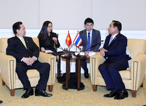 មុនកិច្ចប្រជុំកំពូលពិសេសអាស៊ាន - អាមេរិក កាលថ្ងៃទី ១៥ ខែ កុម្ភៈ ឆ្នាំ ២០១៦ (ម៉ោងក្នុងតំបន់) នៅសាន់នីលែន ទីក្រុង Palm Spring រដ្ឋកាលីហ័្វរញ៉ា សហរដ្ឋ អាមេរិក លោកនាយករដ្ឋមន្រ្តី ង្វៀនតឹនយុង អញ្ជើញជួបសវនាការជាមួយលោកនាយករដ្ឋមន្រ្តីថៃ ប្រាយុទ្ធ ចាន់អូឆា។ រូបថត៖ ថុងញ៉ឹត - ទីភ្នាក់ងារព័ត៌មានវៀតណាម