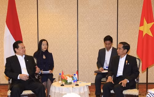 មុនកិច្ចប្រជុំកំពូលពិសេសអាស៊ាន - អាមេរិក កាលថ្ងៃទី ១៥ ខែ កុម្ភៈ ឆ្នាំ ២០១៦ (ម៉ោងក្នុងតំបន់) នៅសាន់នីលែន ទីក្រុង Palm Spring រដ្ឋកាលីហ័្វរញ៉ា សហរដ្ឋ អាមេរិក លោកនាយករដ្ឋមន្រ្តី ង្វៀនតឹនយុង អញ្ជើញជួបសវនាការជាមួយលោកប្រធានាធិបតីឥណ្ឌូនេស៊ី ចូកូ វីដូដូ។ រូបថត៖ ថុងញ៉ឹត - ទីភ្នាក់ងារព័ត៌មានវៀតណាម