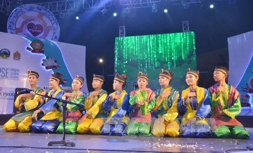 ទស្សនីយភាពរបាំប្រពៃណីរបស់ក្រុម ឥណ្ឌូនេស៊ី ចូលរួមក្នុងពិធី។ រូបថត៖ ផានមិញហ៊ឹង - ទីភ្នាក់ងារព័ត៌មានវៀតណាម