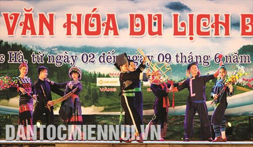 សម្តែងសិល្បៈក្នុងរាត្រីបើកកម្មវិធី សម្តែងសិល្បៈក្នុងរាត្រីបើកកម្មវិធី